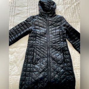 Black packable puffer, lightweight, cozy and keeps you warm!